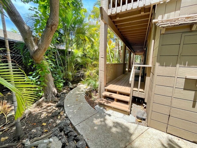 Building Photo - OHANA CLOSE TO THE BEACH!