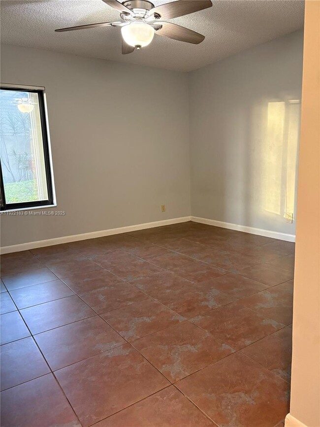 Building Photo - 702 Sunny Pine Way