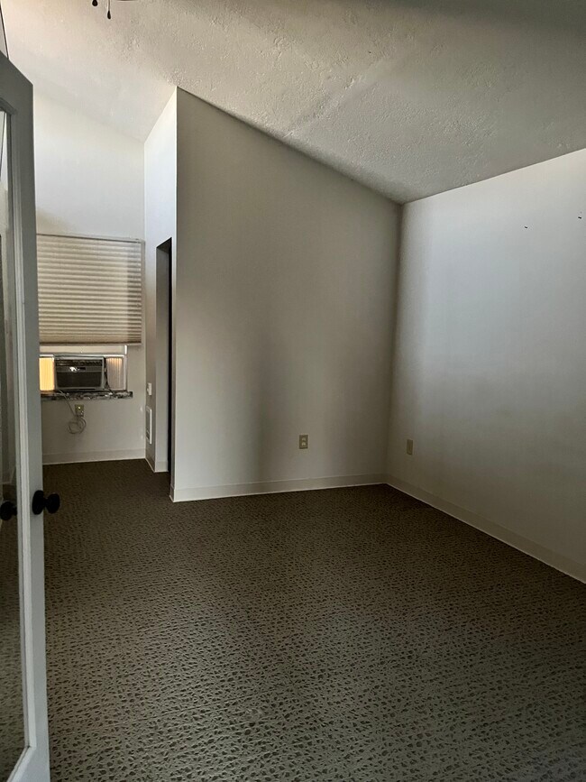 Building Photo - 211 Waucanza St