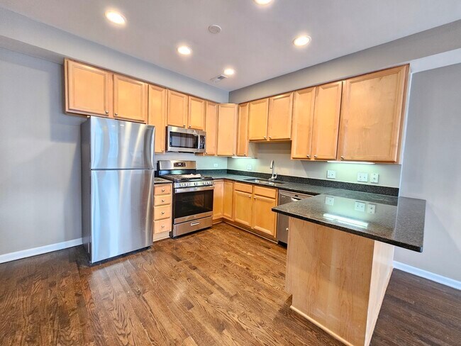 Building Photo - 1069 N Marshfield Ave