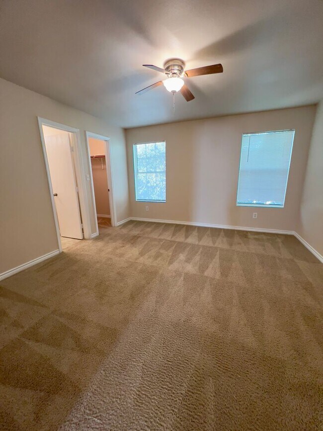 Building Photo - Beautiful Town Home in the Heart of San An...