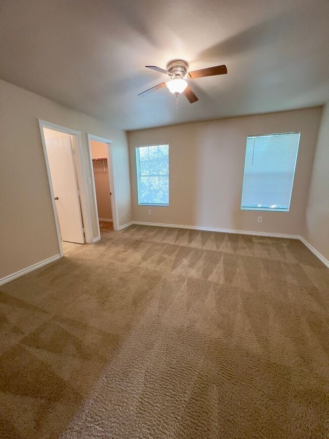 Building Photo - Beautiful Town Home in the Heart of San Antonio