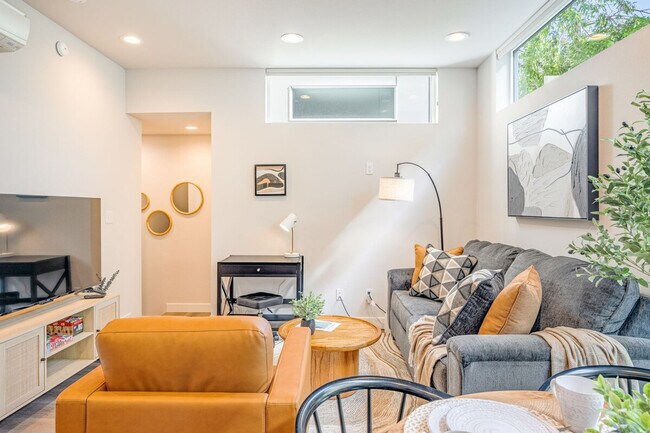 Building Photo - 1600 S Washington St