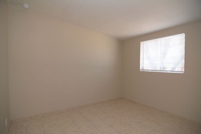 Building Photo - Charming 3 Bedroom 1 Bath Home! Central Tu...