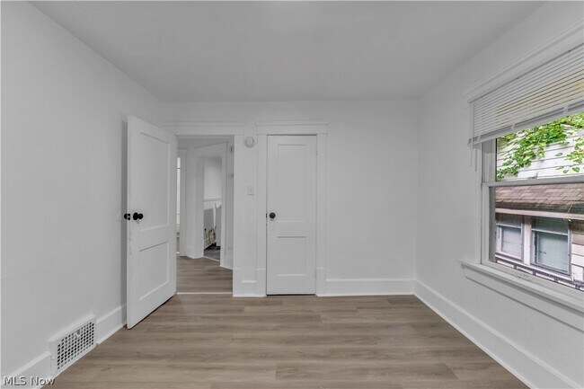 Building Photo - 712 Roselle Ave
