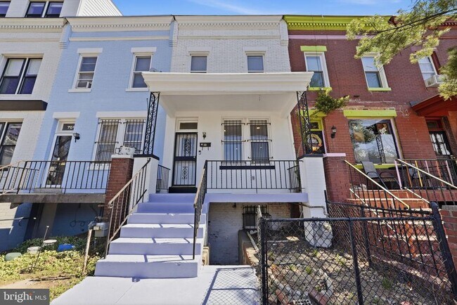 Building Photo - 707 15th St NE