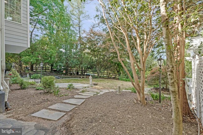 Building Photo - 10034 Scenic View Terrace
