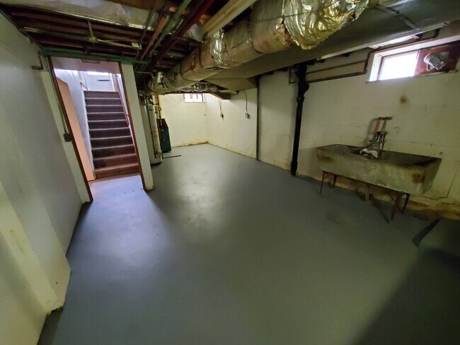 Building Photo - Charming 4-Bedroom Property in Prime Location