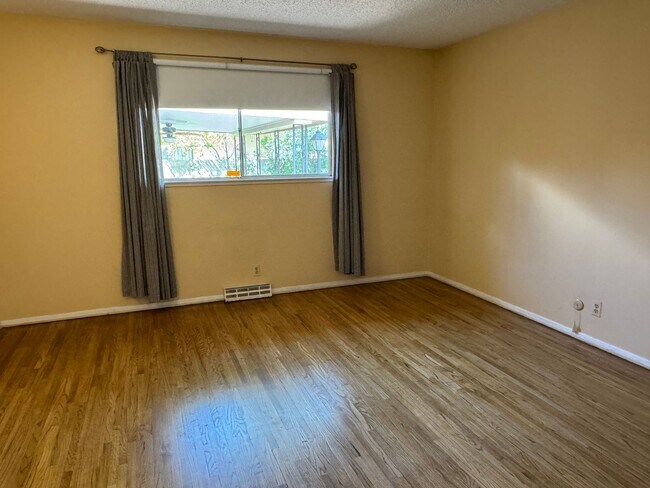 Building Photo - 4 Bedroom, 2 Bathroom Home near Louisiana & Osuna