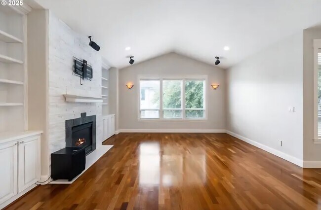 Building Photo - 1292 E Lucas St