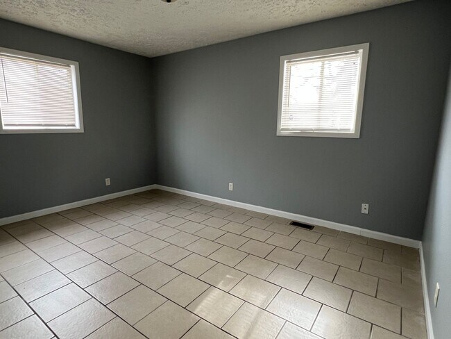 Building Photo - Far Eastside 3 Bedroom 1 Bath