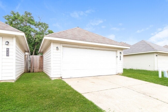 Building Photo - 6402 Mountain Pines Ln