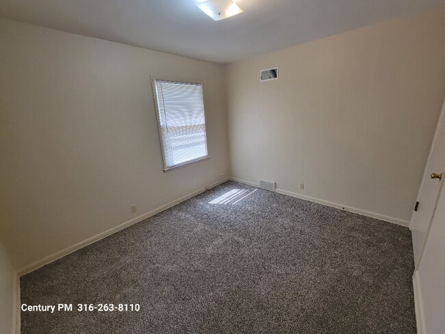 Building Photo - 244 N Fern St