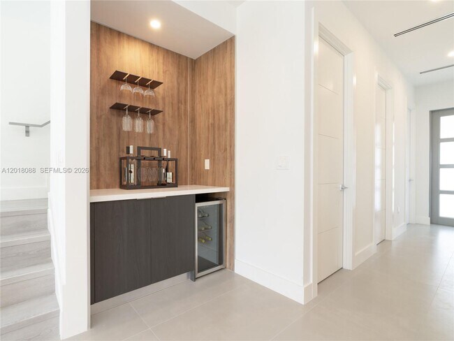 Building Photo - 830 SW 30th St