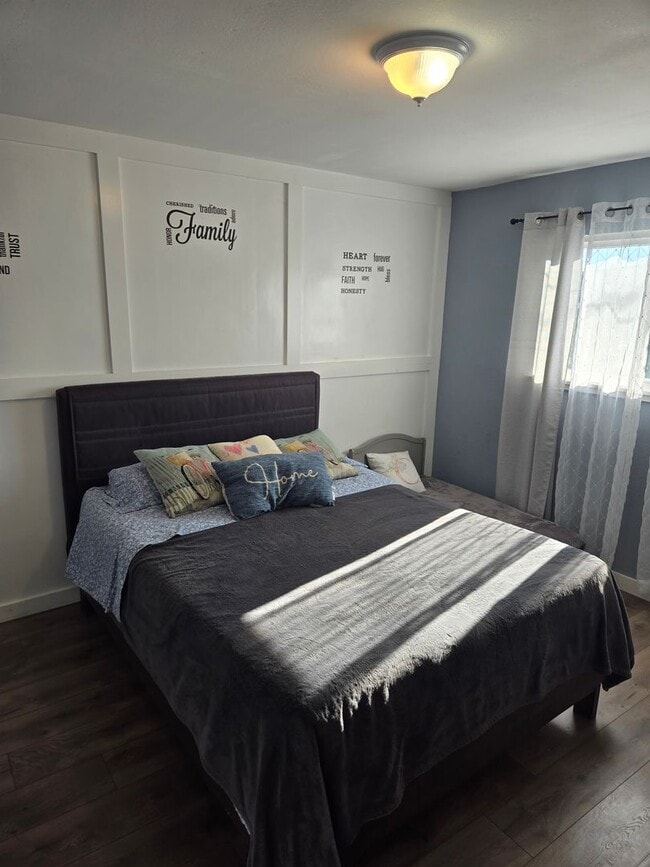 Building Photo - Beautifully Updated 3 Bed, 2 Bath Single S...