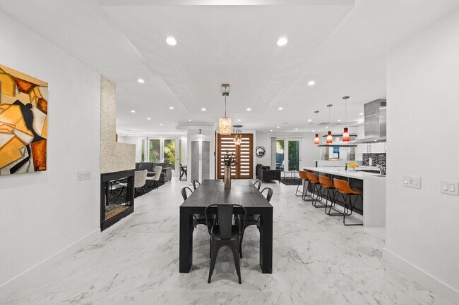 Building Photo - 355 S Sycamore Ave