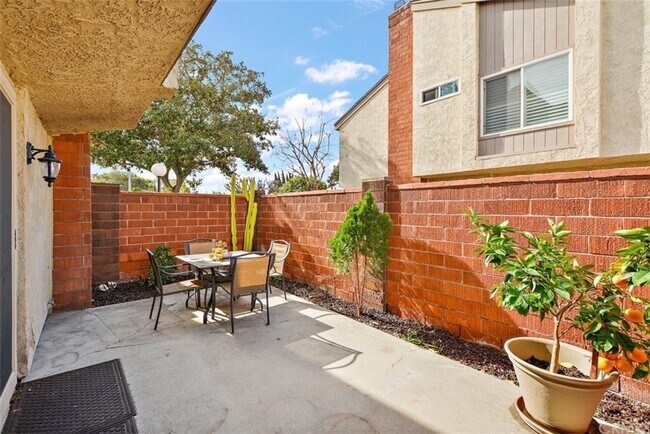 Building Photo - 1005 W Orangewood Ave