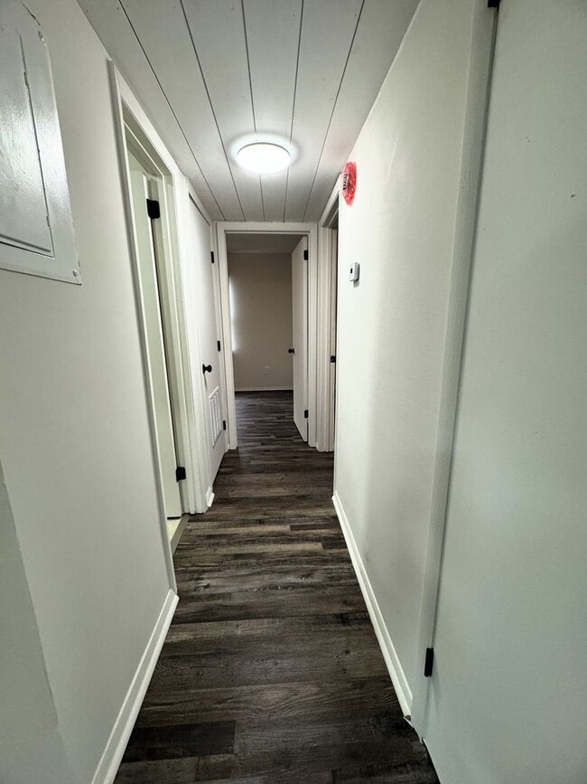 Building Photo - Move In Special!! 1/2 Off First Month's Rent!!