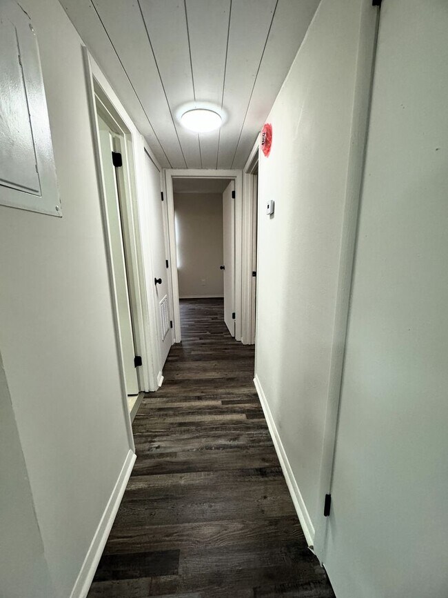 Building Photo - Move In Special!!