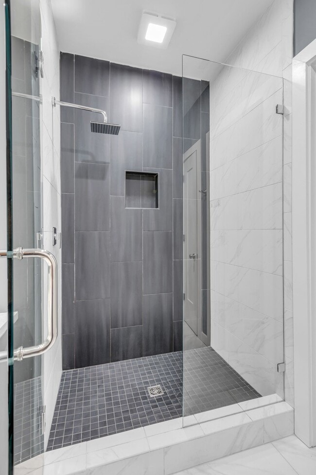 Building Photo - 418 37th Ave N