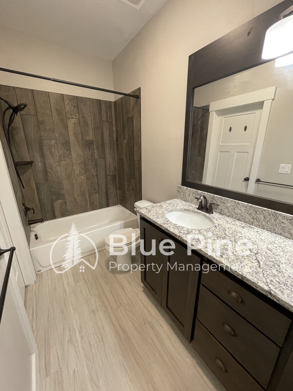 Building Photo - 700 S Saturn Ave