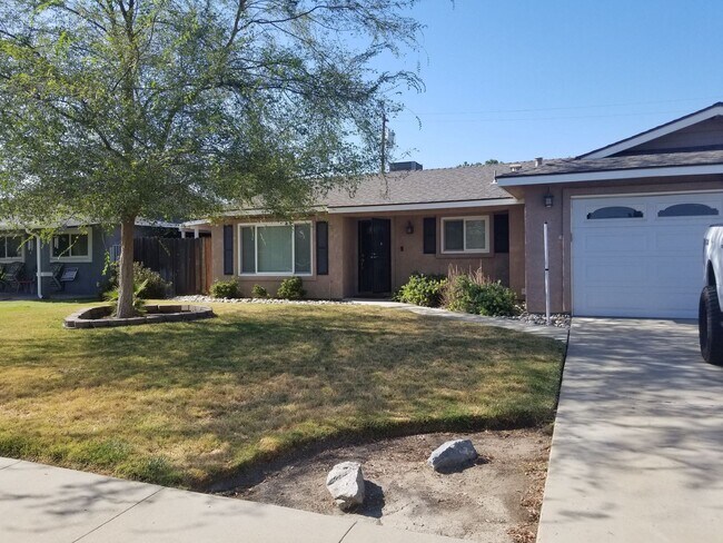 Primary Photo - Charming 3 bedroom 2 bathroom home located...
