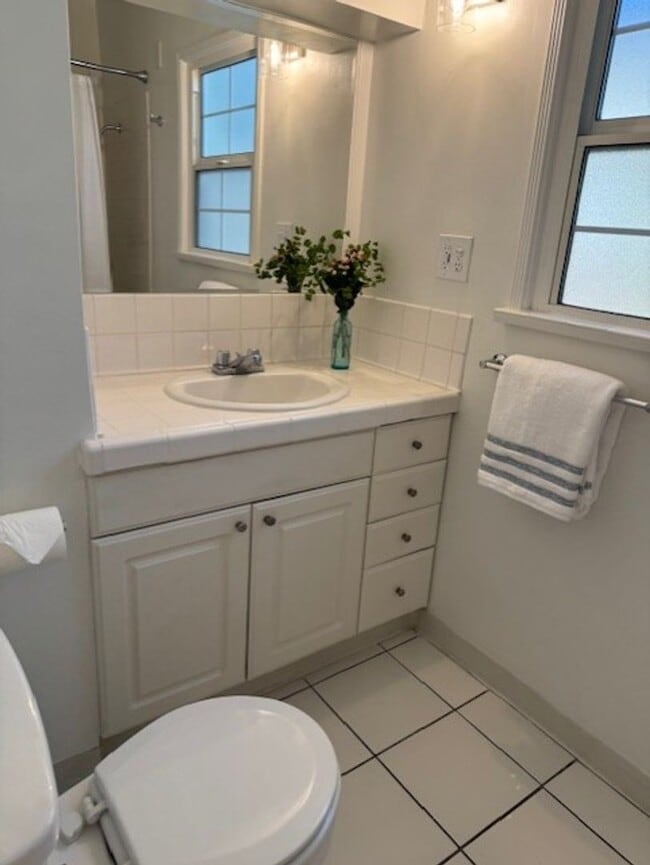 Building Photo - One bedroom, one bath in La Crescenta