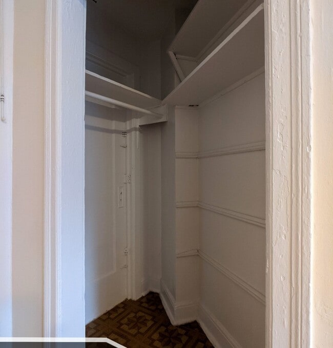 Building Photo - 3335 W Diversey Ave