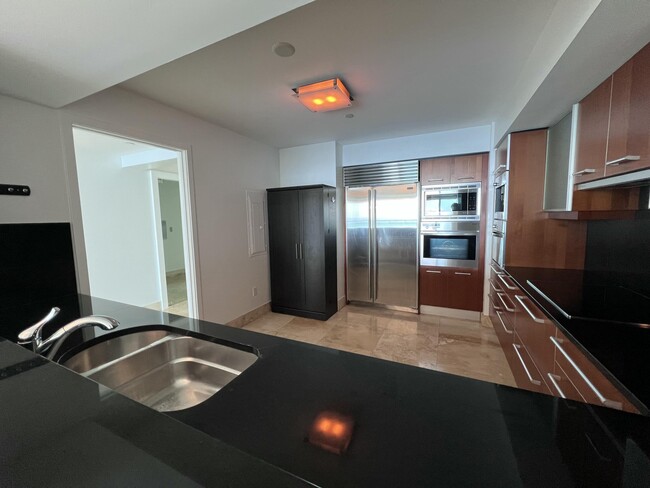Building Photo - 1331 Brickell Bay Dr