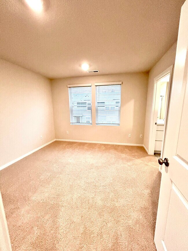 Building Photo - 10407 NE 119th Ave