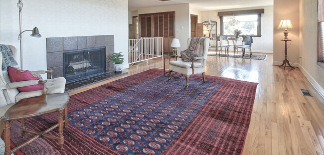 Building Photo - 6900 SE Riverside Dr