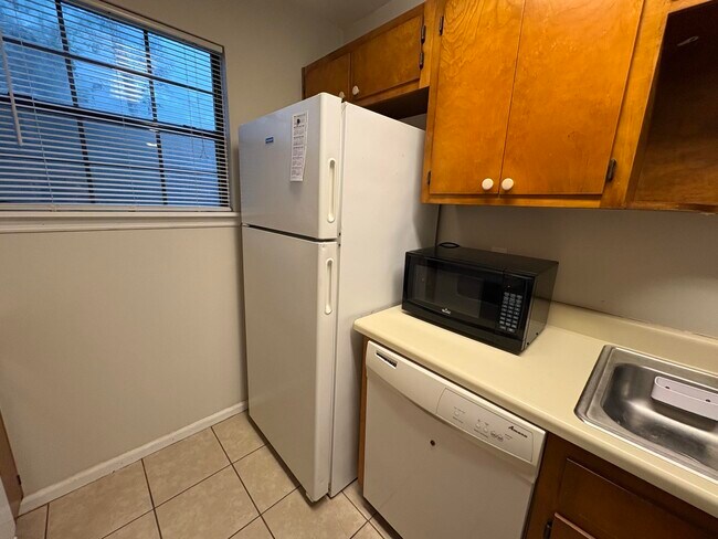 Building Photo - 211 Parkbrook Cir