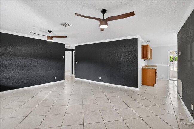 Building Photo - 111 SE 14th Pl