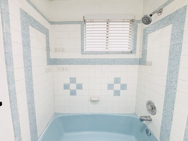 Building Photo - 13413 Minuteman Dr