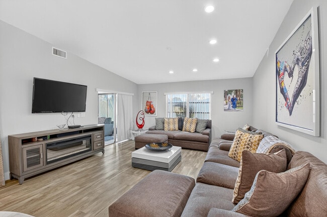 Building Photo - 8256 Summerbreeze Ln