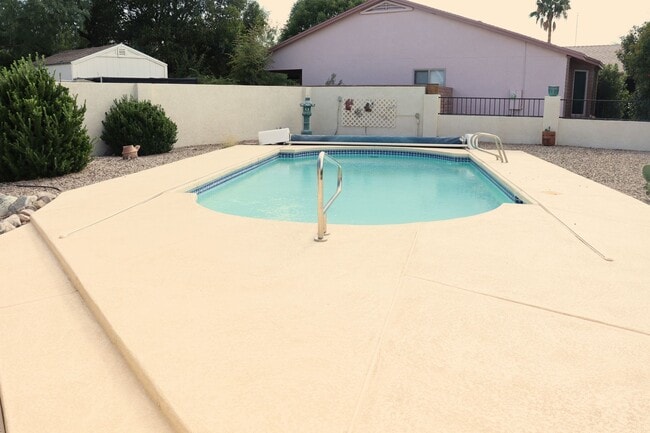Building Photo - Home with a Pool!!!