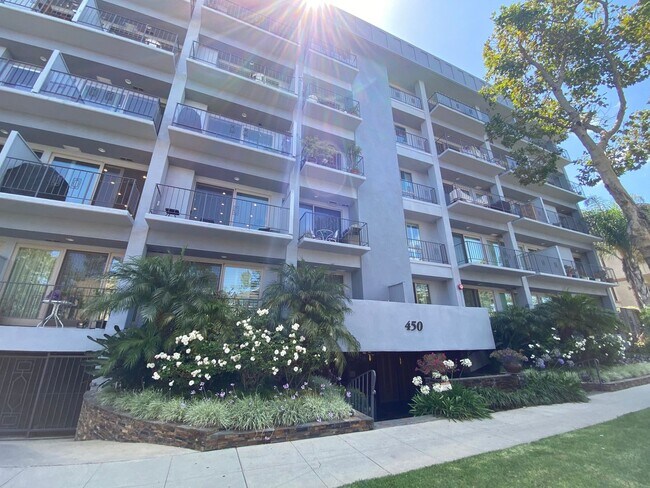 Building Photo - Beautiful Gigantic Condo in Beverly Hills!!!