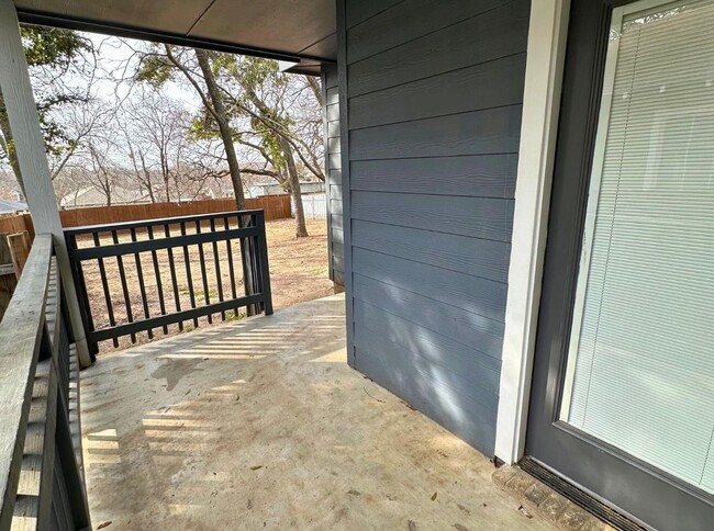Building Photo - Charming 3 Bed 2 Bath Home - Fenced Backyard!