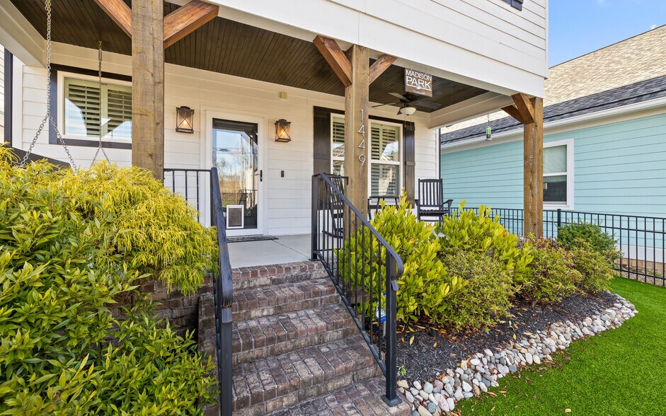 Building Photo - 1449 Madison St