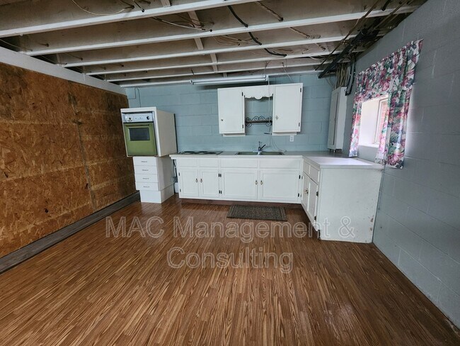 Building Photo - 4914 S Grundy Quarles Hwy