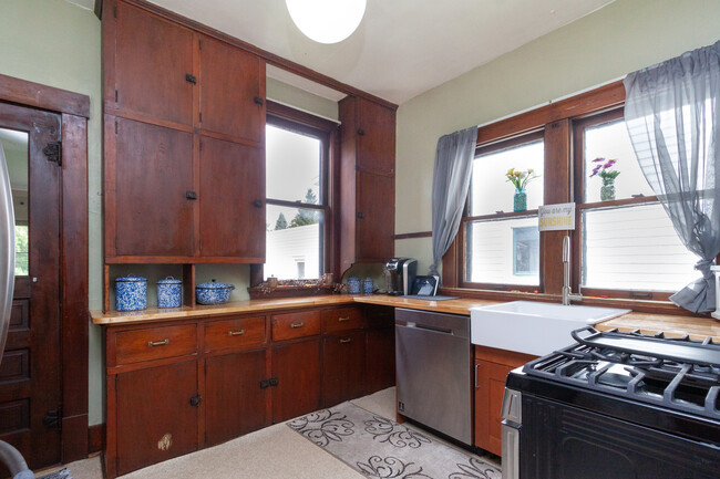 kitchen - 117 W 16th St