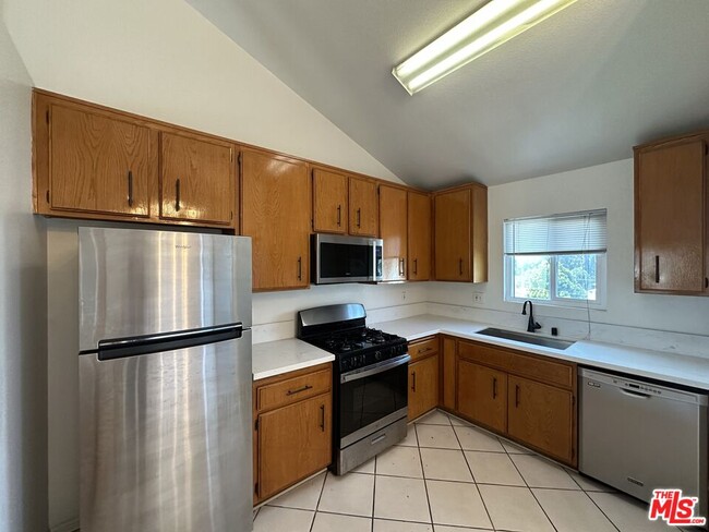 Building Photo - 1108 Termino Ave
