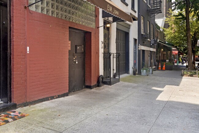 Building Photo - 26 Jane St