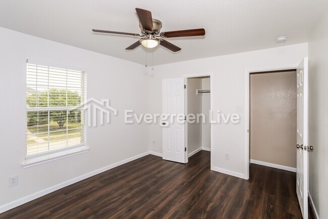 Building Photo - 1100 Beechwood Ln