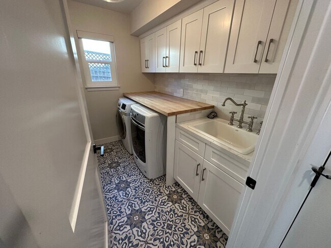 Building Photo - Updated 3 bedroom 2.5 bath with yard