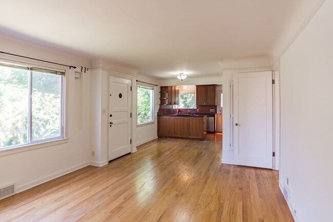 Building Photo - 2bd/1.75ba Seattle House