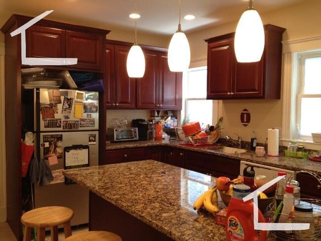 Building Photo - Charming 5 Bedroom-No Broker Fee