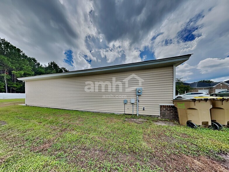 Building Photo - 155 Red Oak Dr