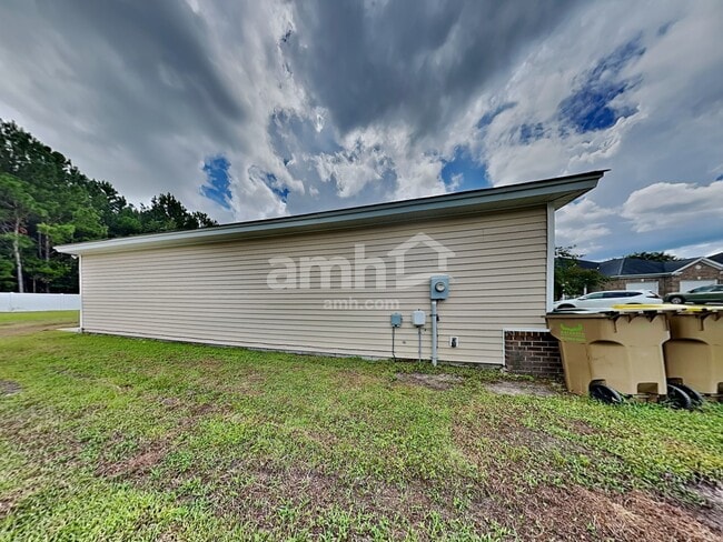 Building Photo - 155 Red Oak Dr