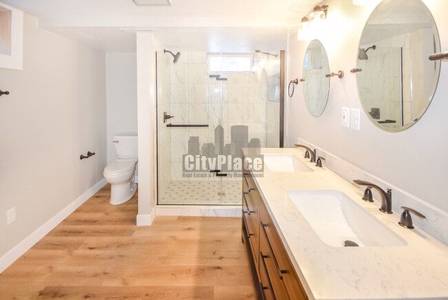 Building Photo - 3721 Kinnear Ave